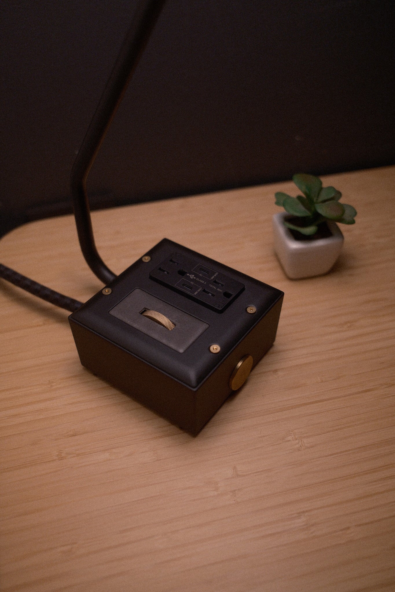 NEW EUGENE FADE Smart USBC/DUAL USBC 36W PD Surge Protected Table Lamp Carrara (Matte) Black