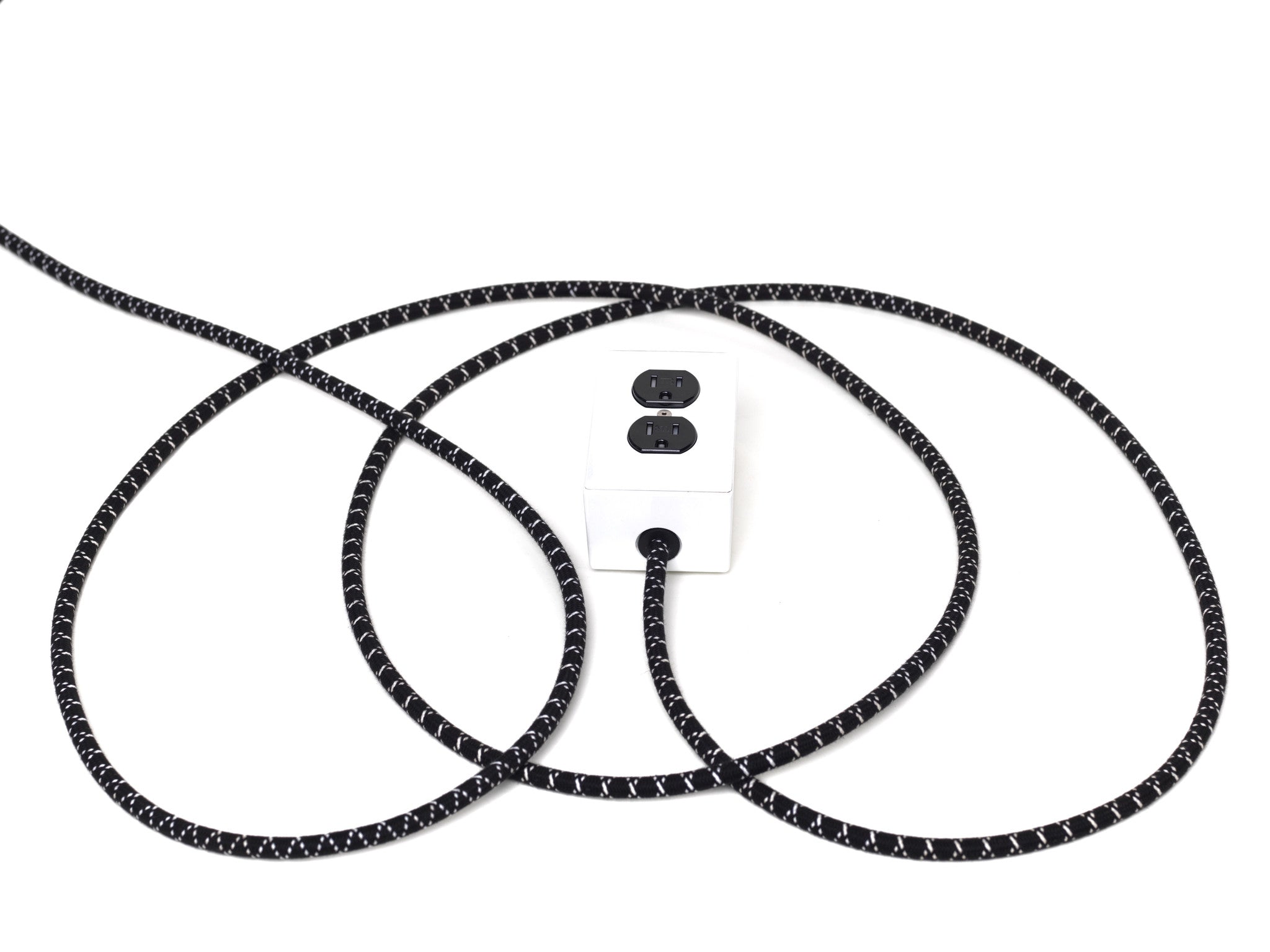 Extō AC/DC Black & White - A Modern Dual-Tamper-Resistant Outlet, 15-AMP Extension Cord